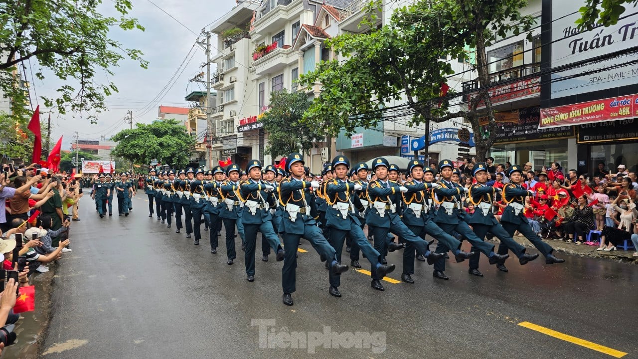 Giữ chỗ từ 2h sáng, đội mưa xem diễu binh 70 năm chiến thắng Điện Biên Phủ ảnh 13