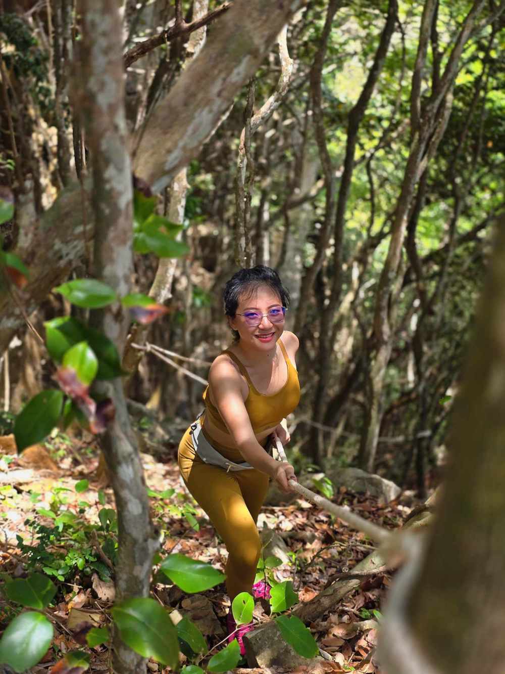 Coming to Con Dao, tourists can participate in mountain climbing. Photo: Amadive Dive Center