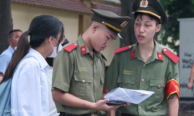 นักศึกษาสถาบันความมั่นคงแห่งมาตุภูมิ สนับสนุนผู้สมัครสอบคัดเลือกบุคคลเข้ารับราชการ กระทรวงความมั่นคงสาธารณะ วันที่ 3 กรกฎาคม 2566 ภาพ: ดวงทัม