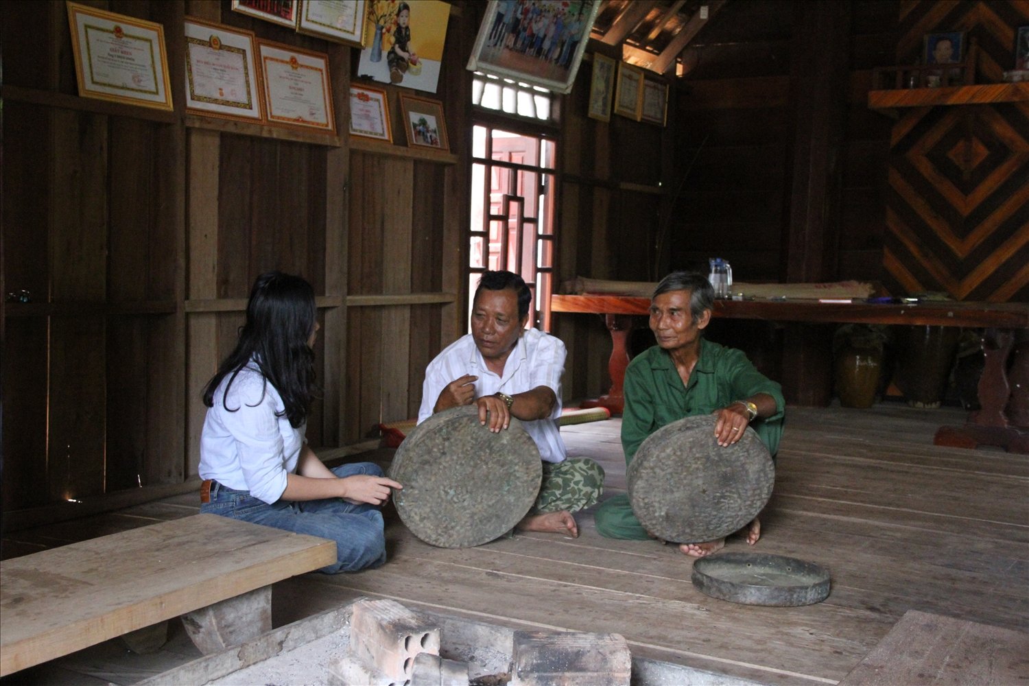 Không chỉ tuyên truyền bà con thực hiện chủ trương của Đảng, chính sách, pháp luật của Nhà nước, già Y Dhun vận động Nhân dân giữ gìn văn hóa truyền thống