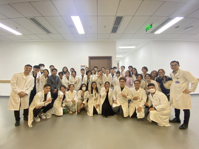 Khoi Quan (rechts) mit dem ersten Jahrgang Medizinstudenten der VinUni University. Foto von : Character bereitgestellt