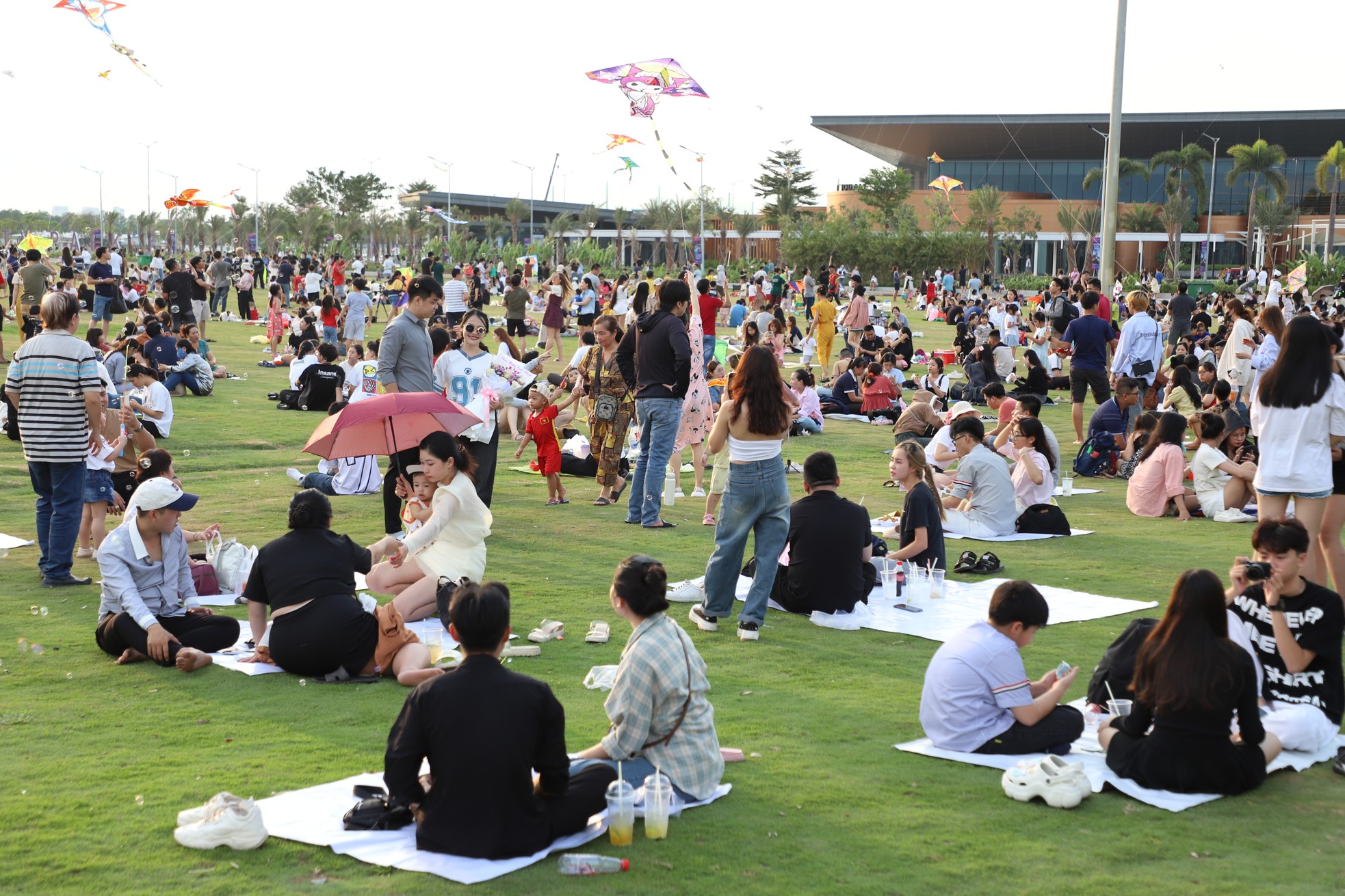 Thousands of people flock to the East of Ho Chi Minh City to 'live slowly' photo 4