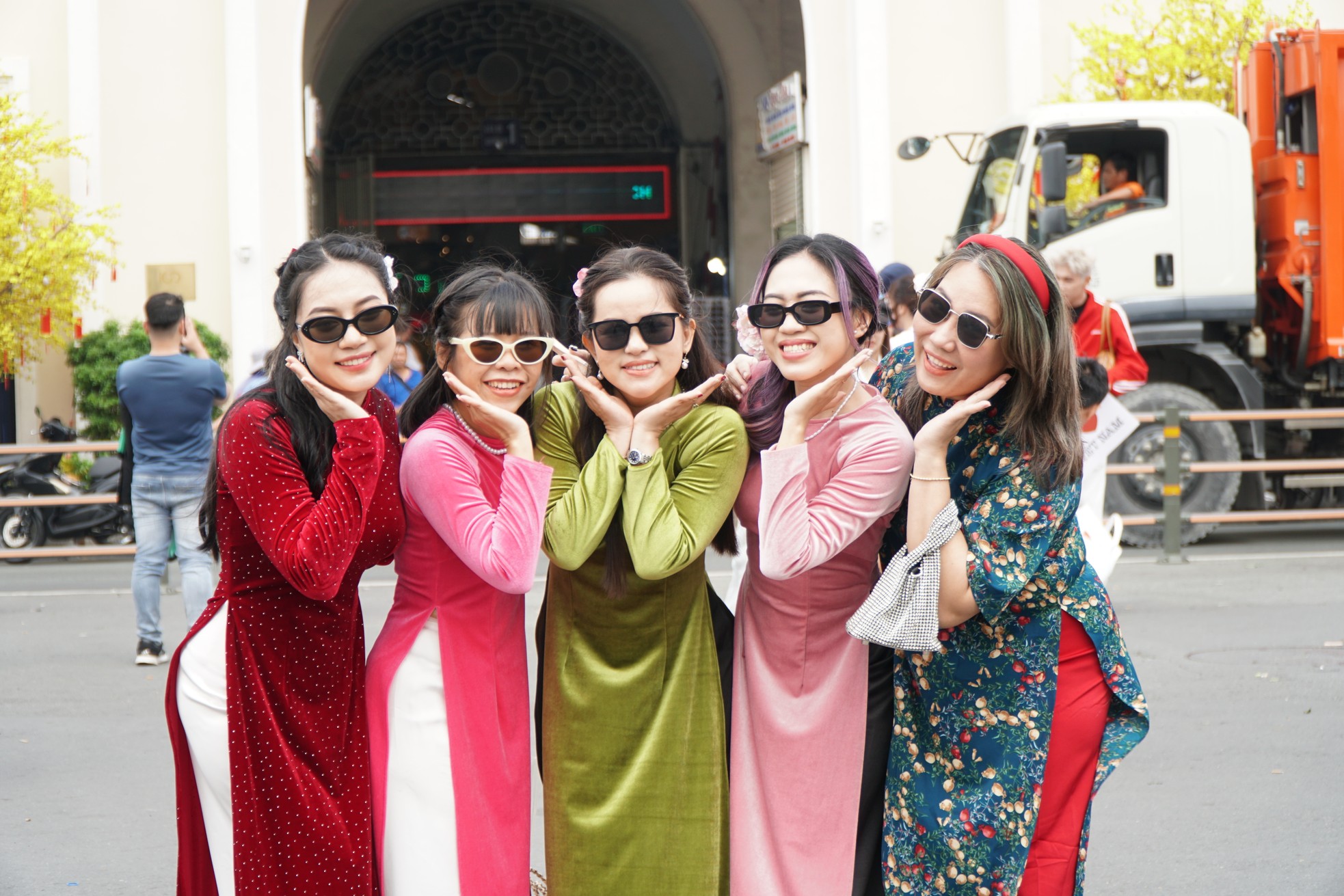 Young people in Tet ao dai 'check-in' at Ben Thanh market photo 3