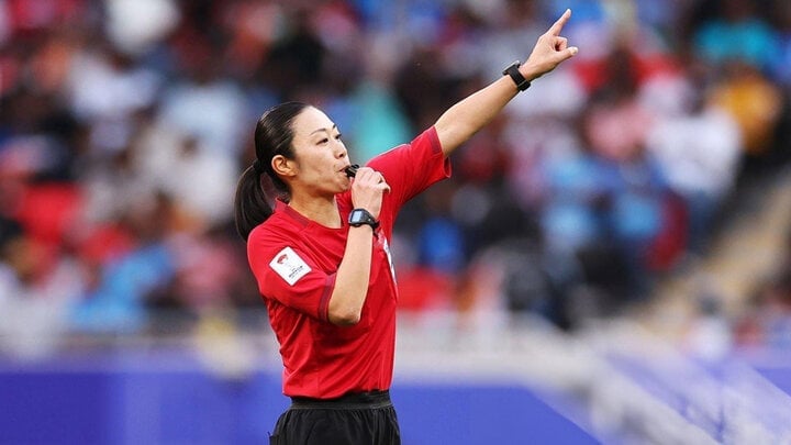 Mme Yamashita est la première femme arbitre de la Coupe d’Asie.