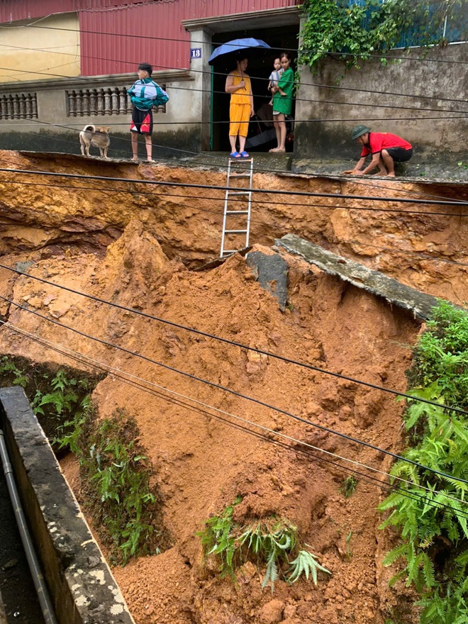 Người Yên Bái kêu cứu vì nhà gần đồi sạt lở, không thể ra ngoài- Ảnh 5.