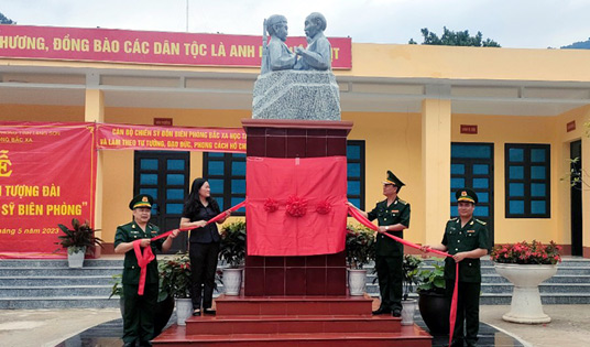 Khánh thành Tượng đài “Bác Hồ với chiến sĩ biên phòng”