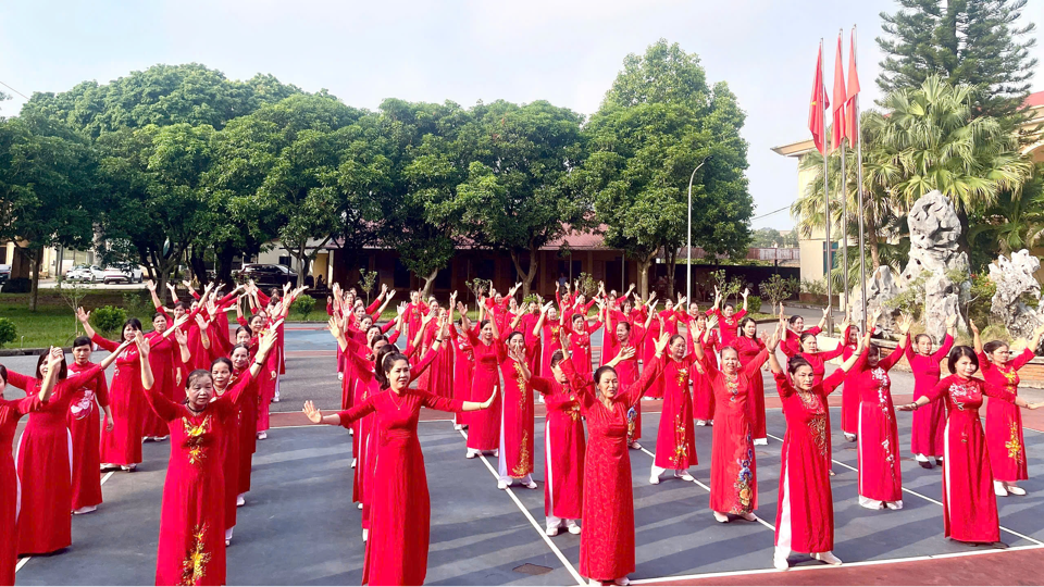 ハノイで7万人以上の女性がアオザイを着て民族舞踊を披露した記録 - 写真2