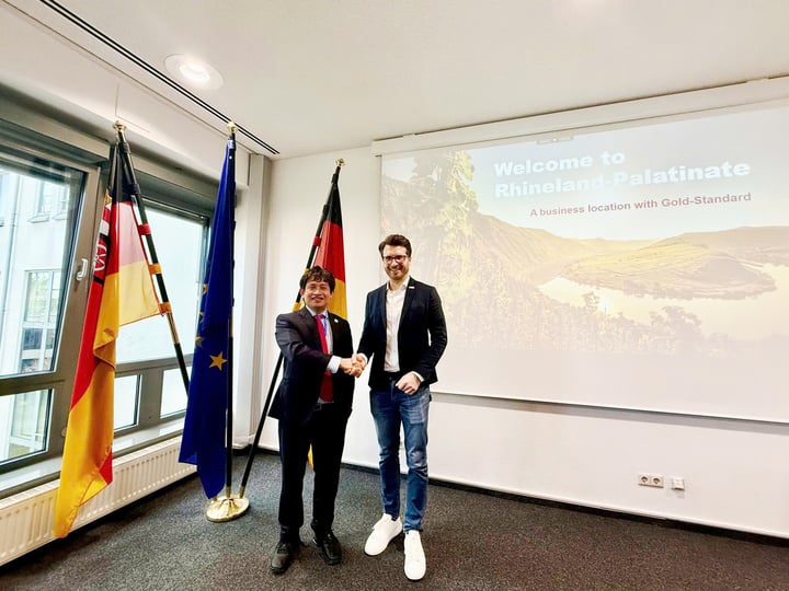 M. Hoang Mai Chung - Président du Groupe Meey et M. Julian Schäfer - Directeur du Marketing et des Relations Internationales du Ministère de l'Economie, des Transports, de l'Agriculture et de la Viticulture du Land de Rhénanie-Palatinat (Allemagne).