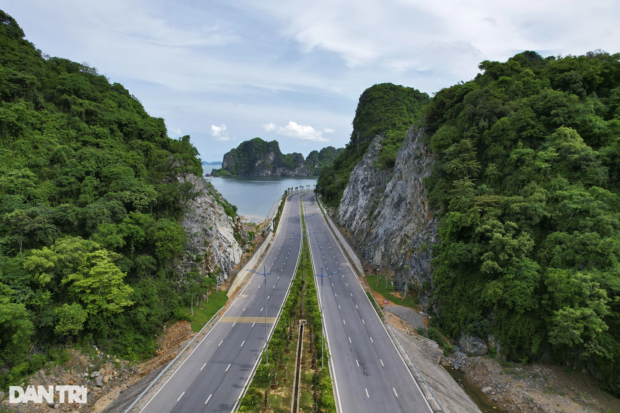 La ruta costera a través de las montañas conecta las dos herencias de la bahía de Ha Long y la bahía de Bai Tu Long.