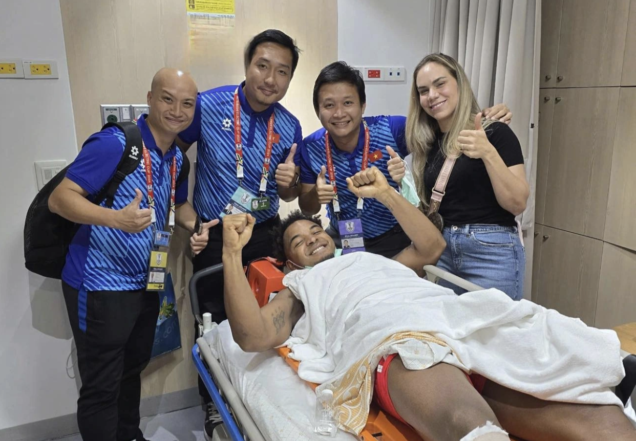 Xuan Son broke his tibia, celebrated the championship from the hospital