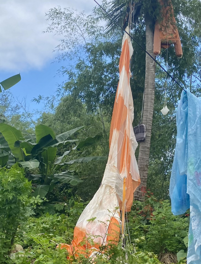 The pilot landed, his parachute caught in a coconut tree. Photo: Anh Quang