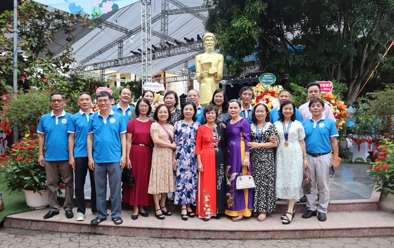 Le lycée pour surdoués de Phan Boi Chau a reçu la médaille de l'indépendance de deuxième classe, photo 6