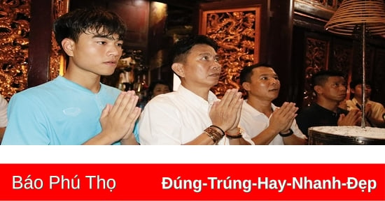 Đội tuyển U17 Việt Nam dâng hương tưởng niệm các Vua Hùng