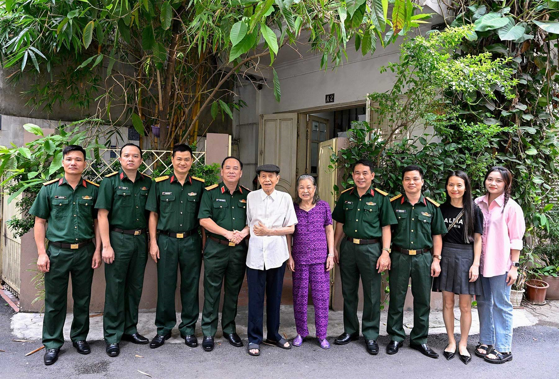 Leaders of the People's Army Newspaper visited and presented gifts to two veteran journalists