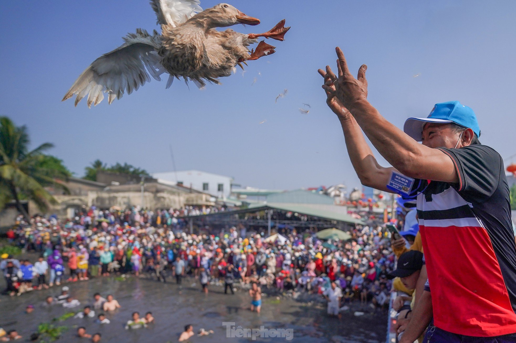 Cientos de personas compiten en 'vadear el río para atrapar patos' foto 4