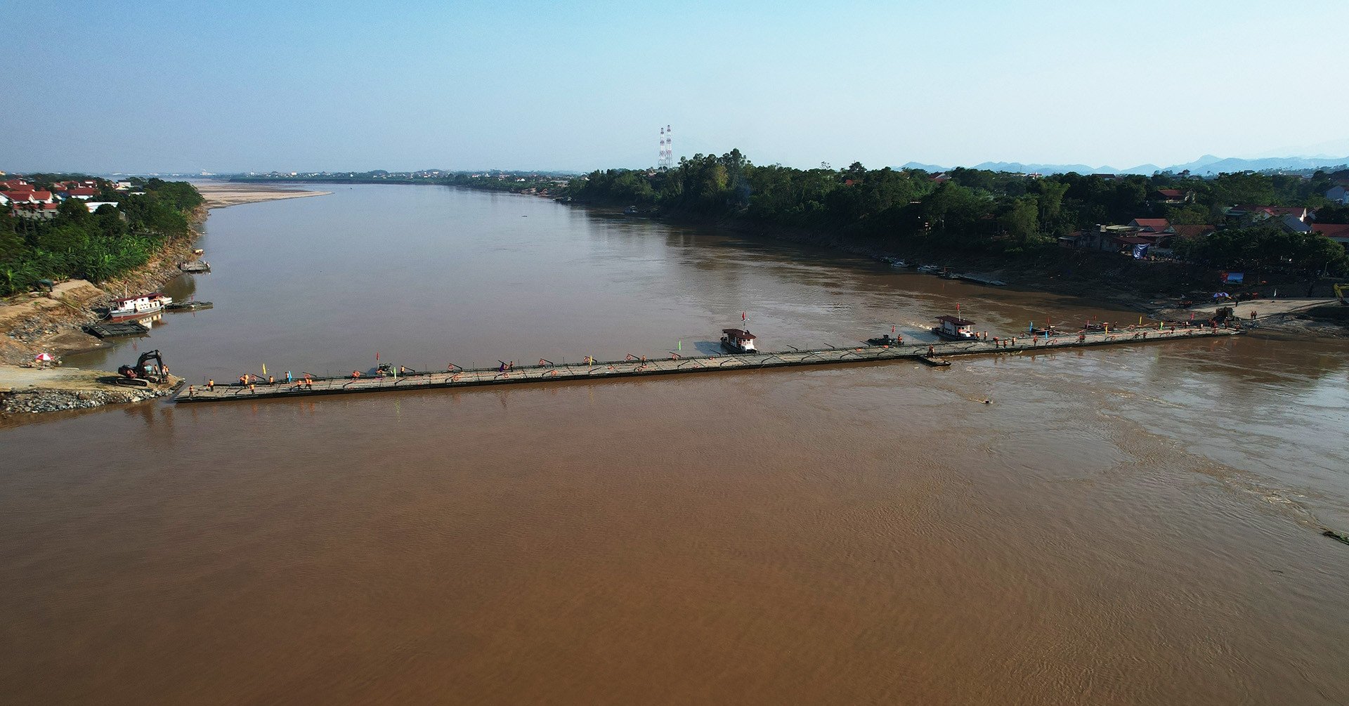 Arrêter le ferry militaire, reconstruire le pont flottant de Phong Chau