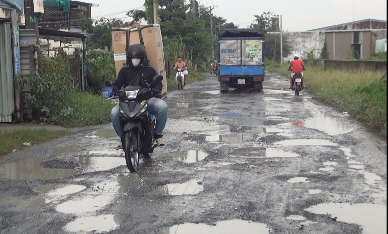 Đường Bà Điểm 4 xuống cấp kiến nghị nhiều năm chưa làm: chúng tôi bị &quot;lãng quên&quot; - Ảnh 2.