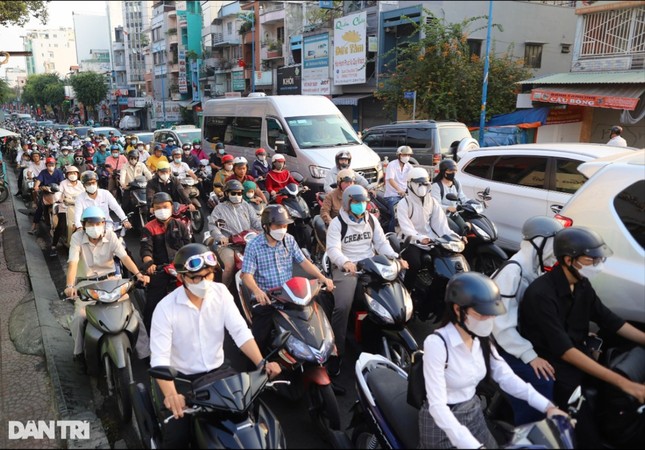 Office workers suffer going to work on God of Wealth day photo 3