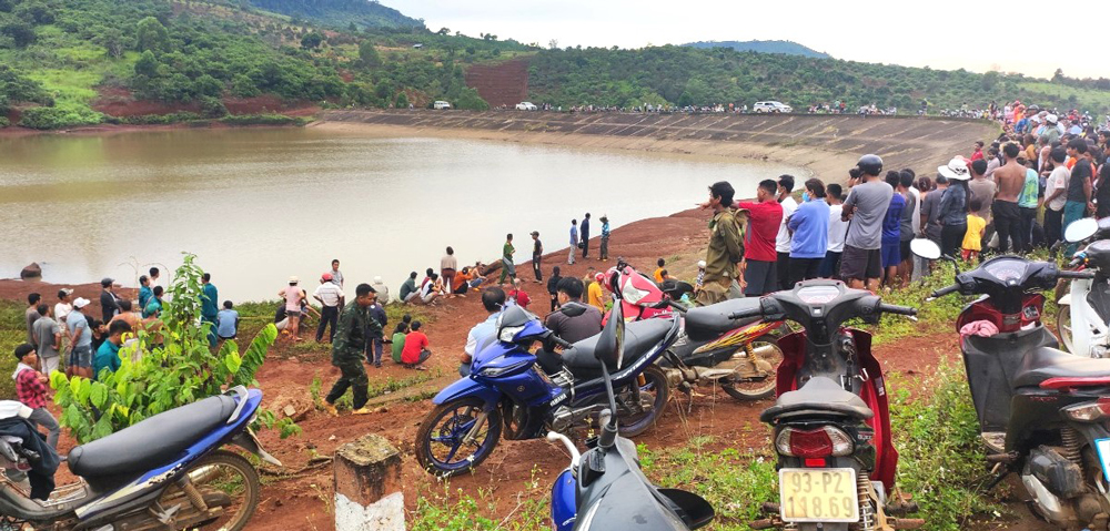 Rescue forces and people gathered to retrieve the bodies of drowning victims at Be De irrigation lake (Dong Nai Thuong commune).