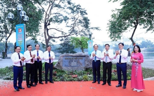 Thien Quang Lake Flower Garden