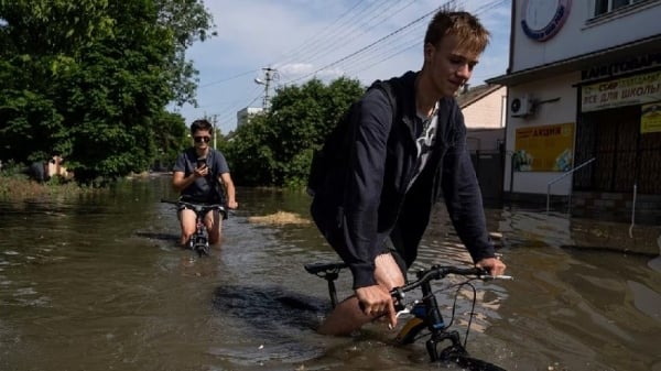 Bajan las aguas de la inundación en Nova Kakhovka y se revela el número de desaparecidos