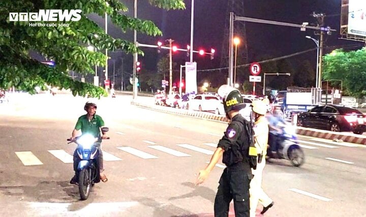 Mobile Police of Da Nang City Police check and ensure security, order and traffic safety. (Photo: Xuan Tien)