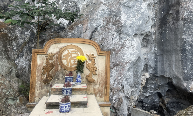 Ban thờ động Chân Linh.