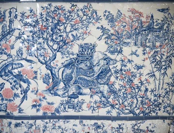 Motifs des peintures folkloriques de Dong Ho et Hang Trong sur l'œuvre.