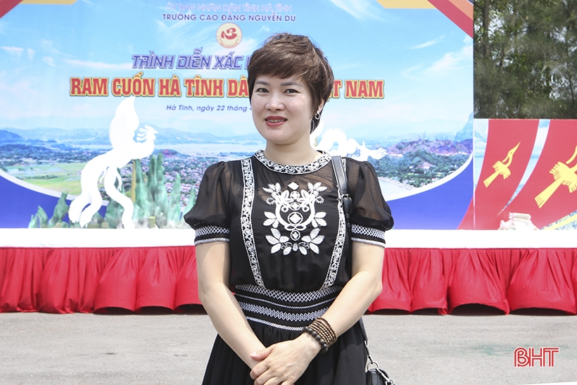 Tourists eagerly await the opening ceremony of Ha Tinh sea tourism