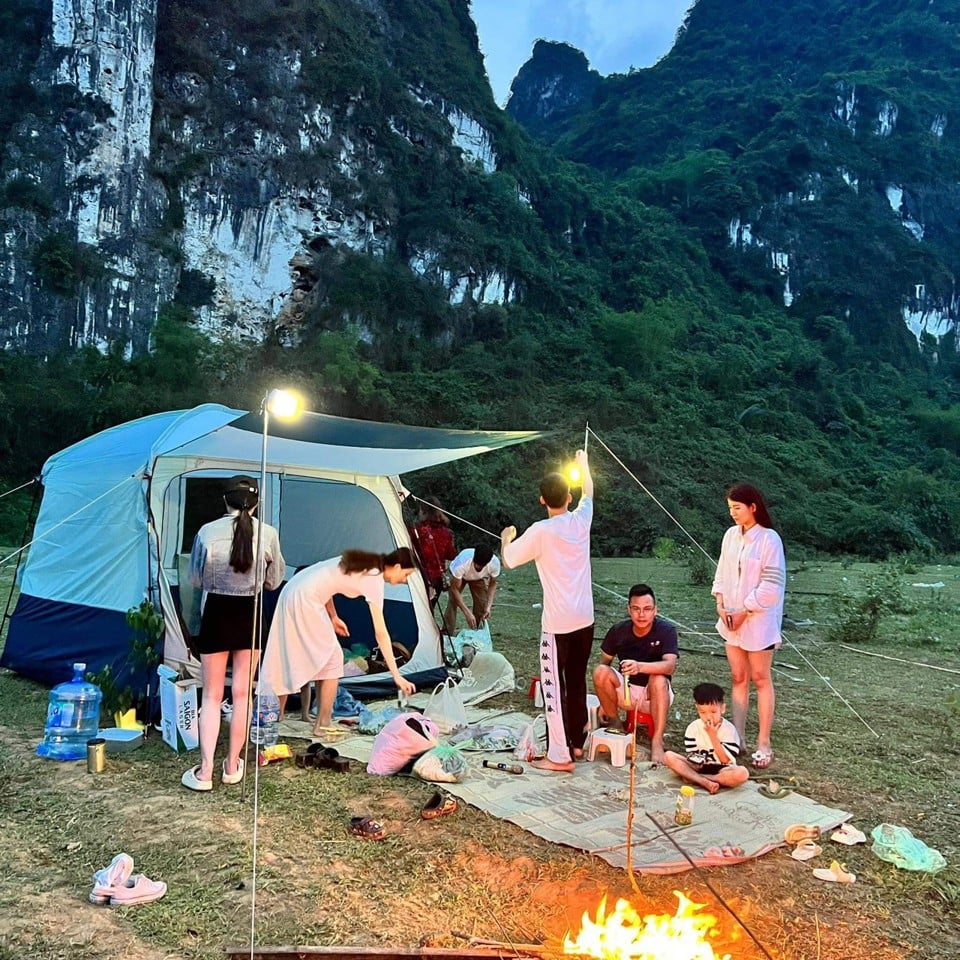 Preparar la iluminación: zona alrededor del camping del río Boi Hoa Paz aunque Todavía tengo hogares que viven pero no tienen Lámpara de alta presión, por lo tanto Es necesario preparar una iluminación adecuada. Adecuado para días oscuros