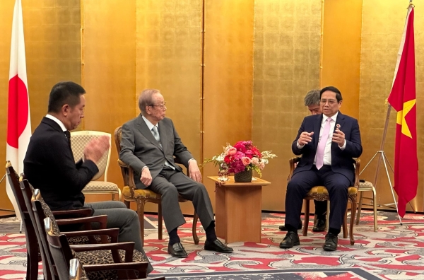 Premierminister Pham Minh Chinh empfing den ehemaligen Premierminister Yasuo Fukuda, den Sohn des Mannes, der Japans „Herz-zu-Herz“-Doktrin vorschlug.