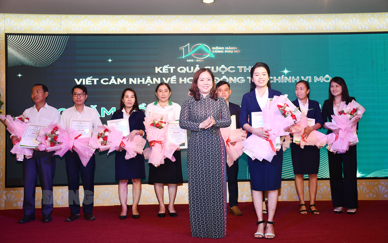 Trao giải thưởng cho tập thể và cá nhân đạt giải trong cuộc thi viết bài cảm nhận về hoạt đông tài chính vi mô của Quỹ Hỗ trợ phụ nữ phát triển kinh tế tỉnh Bến Tre.