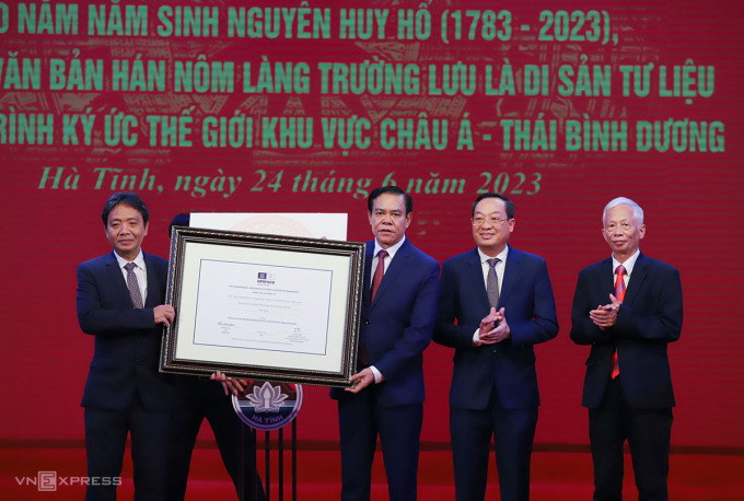 Mr. Vo Trong Hai, Chairman of Ha Tinh Provincial People's Committee (second from left) received the certificate of recognition from UNESCO. Photo: Duc Hung