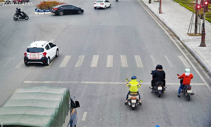 An der Kreuzung Hung Vuong – Xuong Giang im Bezirk Ngo Quyen der Stadt Bac Giang ist ein Auto über eine rote Ampel gefahren.