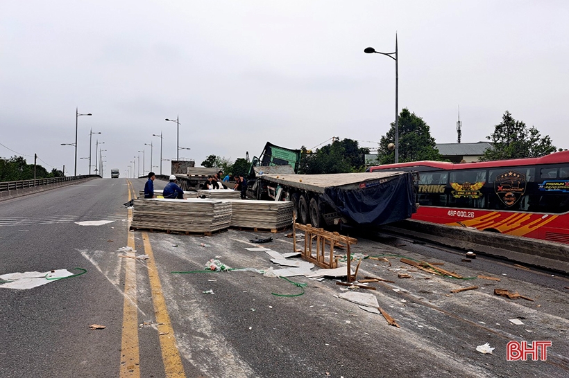 Ha Tinh: Losing control, tractor trailer dangles on overpass railing