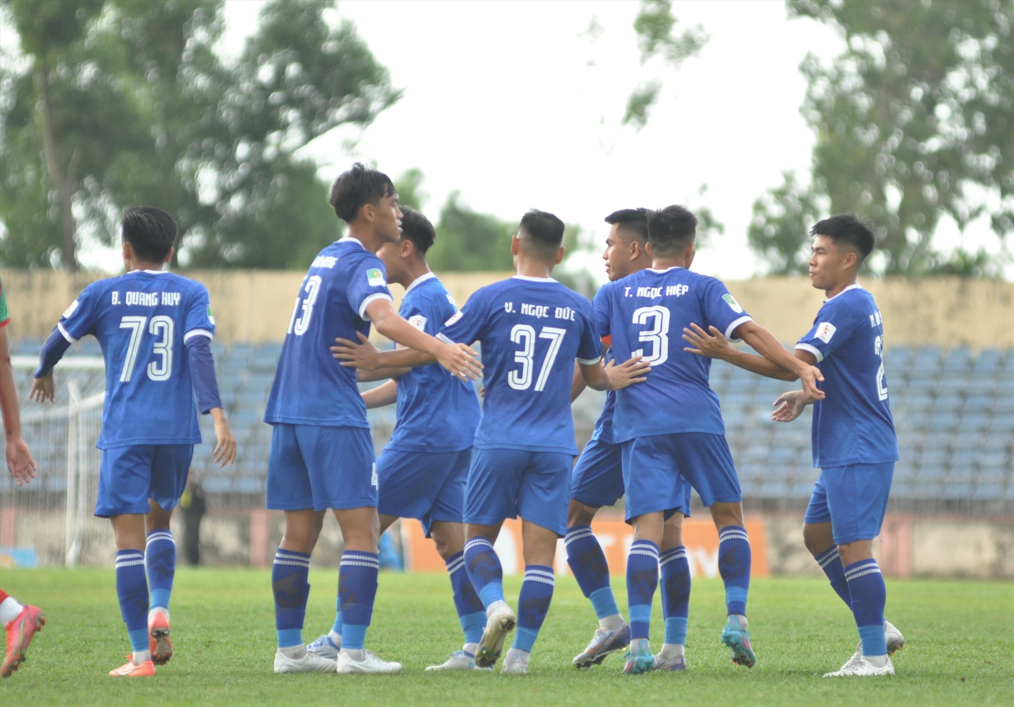 La alegría de Quang Huy (camiseta número 73) y de los jugadores de Quang Nam tras marcar el segundo gol. Foto: T.V.