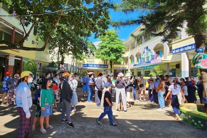 5月29日、多くの保護者が学校に来て、子供たちが音楽の科目で不合格になったと苦情を訴えた。写真: ゴック・オアン