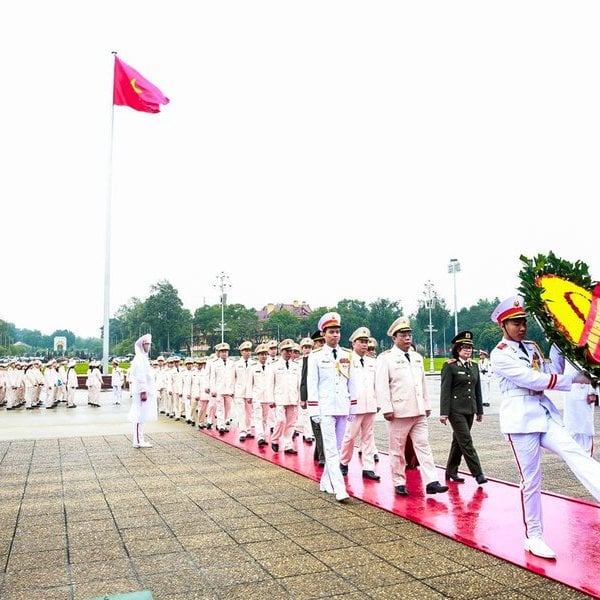 La policía de Hanoi informa de sus logros al tío Ho en la plaza Ba Dinh