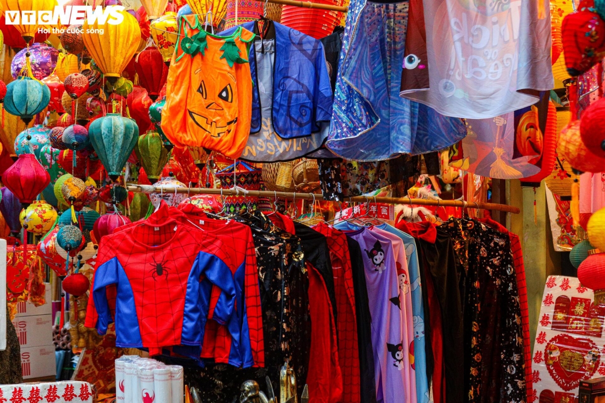 Do choi halloween ngap tran, pho co ha noi tro nen ma mi hinh anh 9