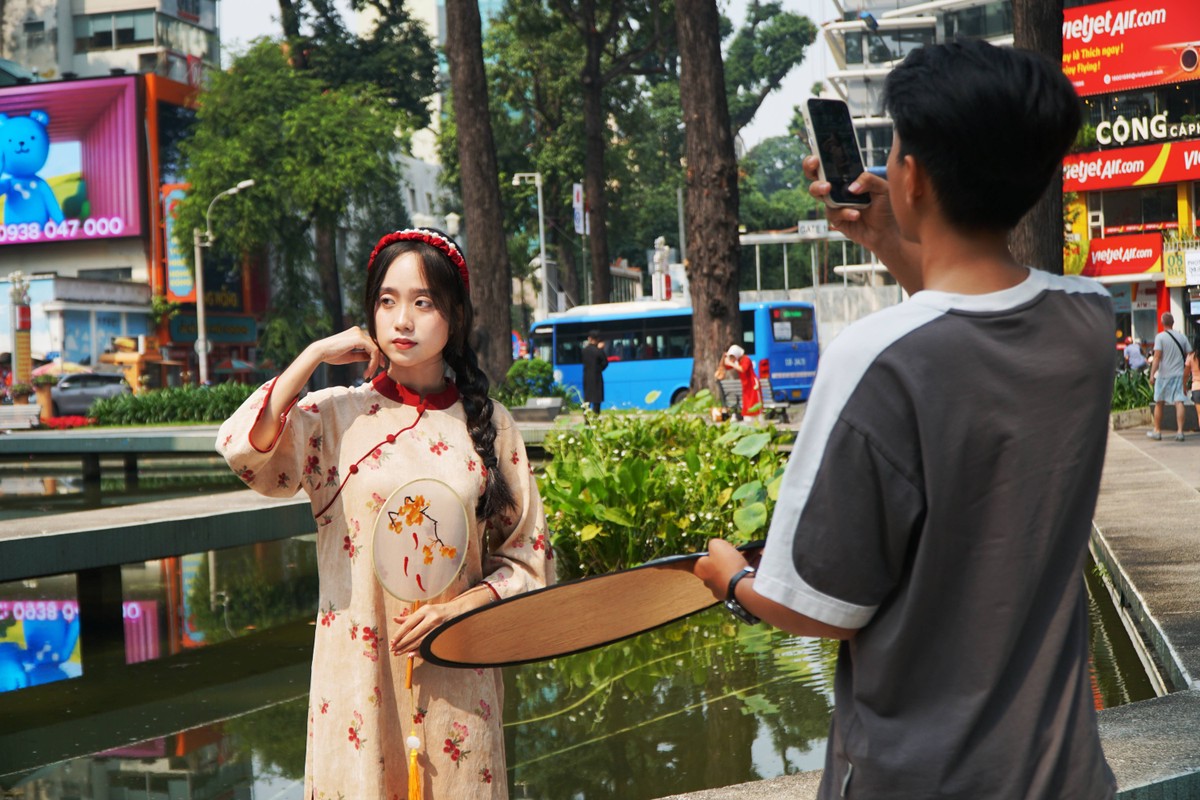 Young people in Tet ao dai 'check-in' at Ben Thanh market photo 10