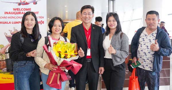 Vietjet operates the first flight connecting Hanoi