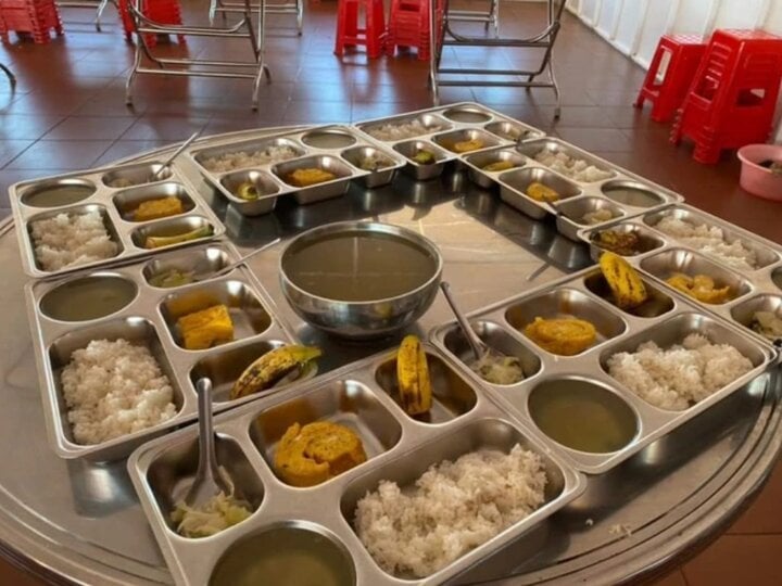 The school said the meal was photographed from a distance, and in reality it looked more filling than in the photo.