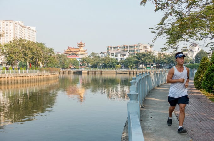 Canal Nhieu Loc - Thi Nghe le matin. Photo : Simon Stanley