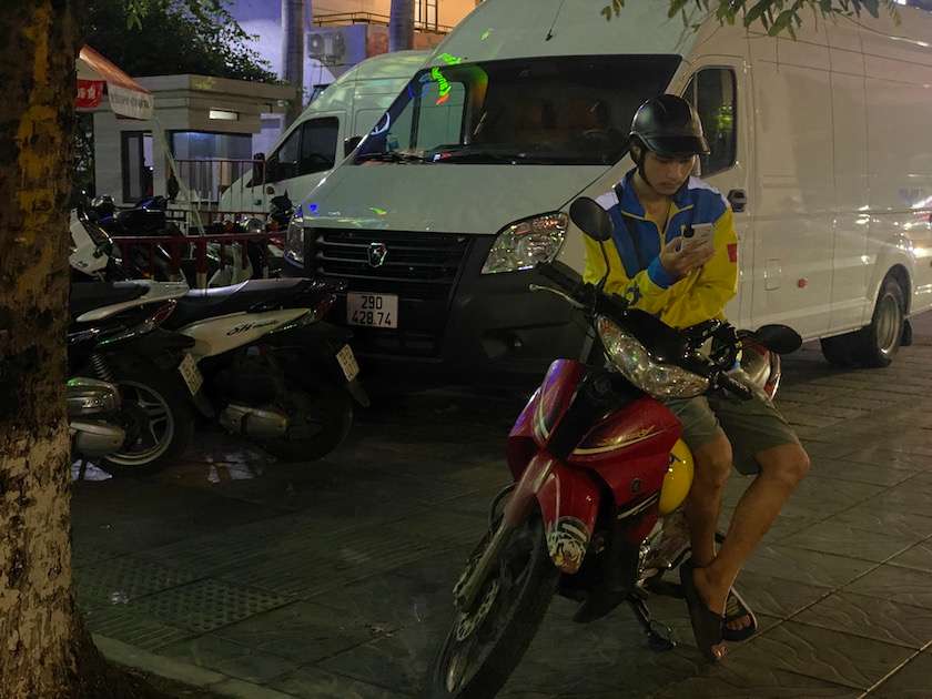 Los conductores tecnológicos combinan varios pedidos al mismo tiempo para ahorrar gasolina y distancia de viaje. Foto: Minh Thao.