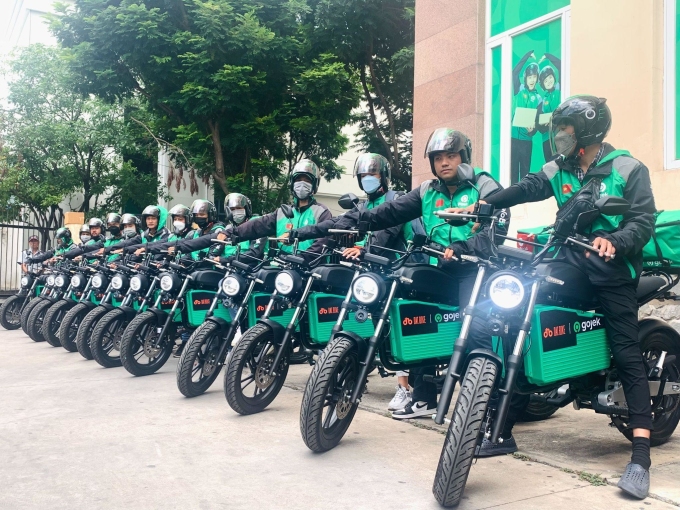 Gojek drivers use Dat Bike's latest electric motorbike model. Photo: Gojek