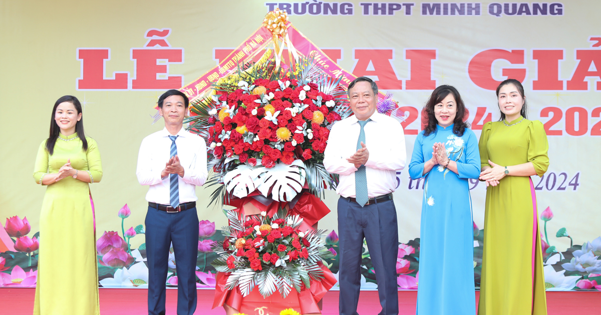 Deputy Secretary of the City Party Committee Nguyen Van Phong attended the opening ceremony at Minh Quang High School.