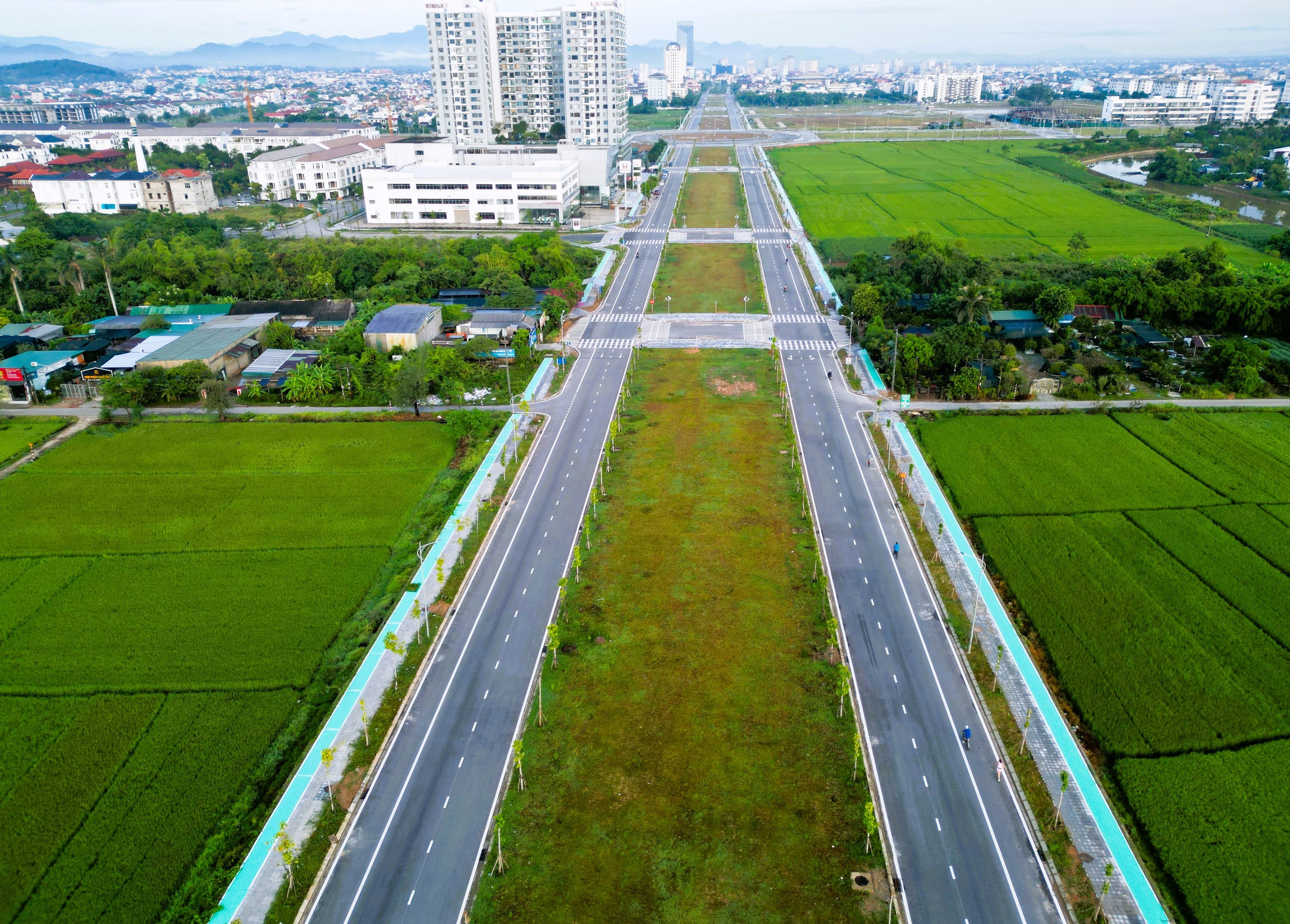 Huế sơn xanh, mở làn đường dành riêng cho xe đạp trên vỉa hè- Ảnh 1.