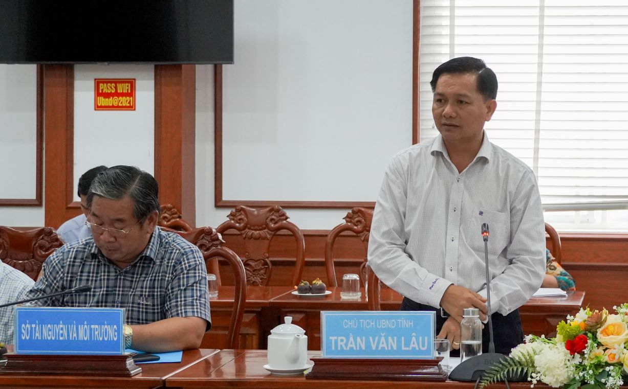Herr Tran Van Lau, Vorsitzender des Volkskomitees der Provinz Soc Trang, hielt auf der Sitzung eine Rede. Foto: Phuong Anh