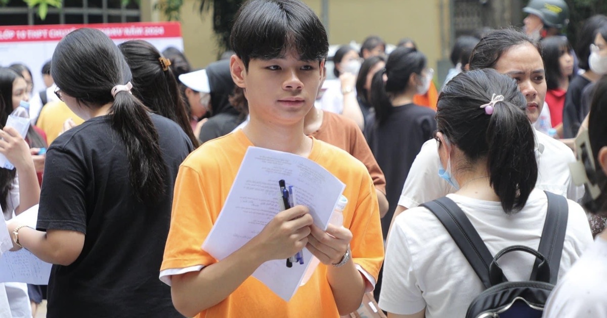 9th grade students in Hanoi "waiting" for the 3rd exam subject