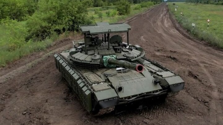 The T-80BVM version is equipped with additional turret protection and UAV suppression equipment.